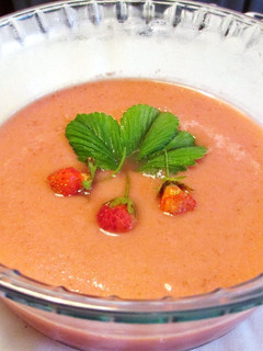 Una foto de Gazpacho de fresas silvestres