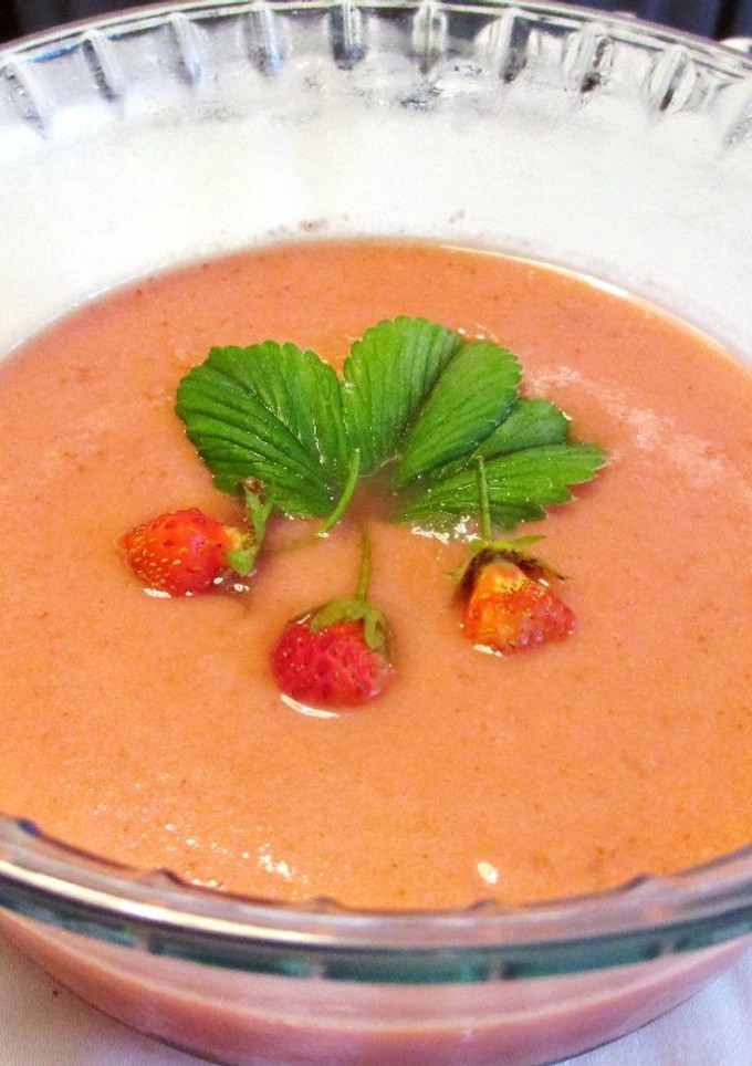 Una foto de Gazpacho de fresas silvestres