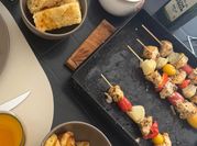Una foto de brochette de carne
