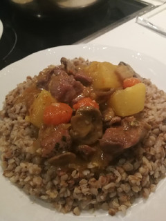 Una foto de Estofado de carne con grixska de acompañamiento