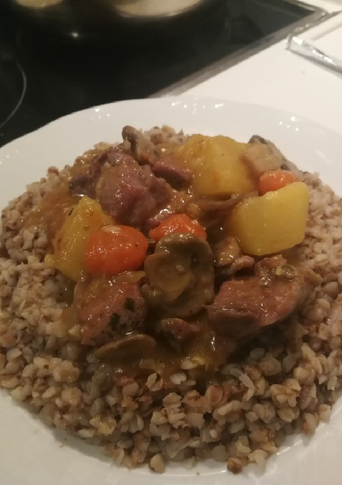 Una foto de Estofado de carne con grixska de acompañamiento