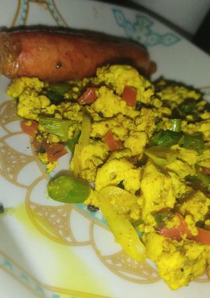 Una foto de Salteado vegano de tofu y espárragos