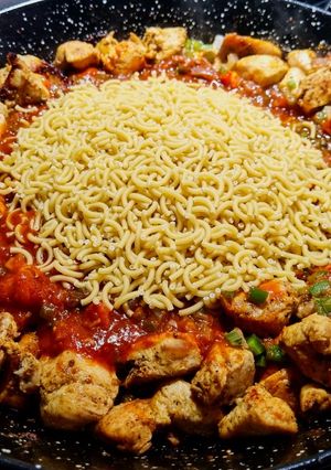 Una foto de Fideuá🥘De Pechuga De Pollo🐔 Al Estilo ZandryAbradelo...!💃