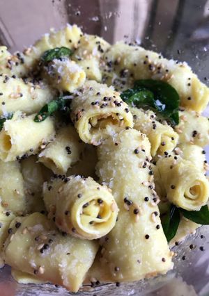 A picture of Khandvi.