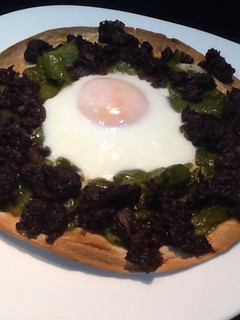 Una foto de Tortitas de pimiento y morcilla con huevo