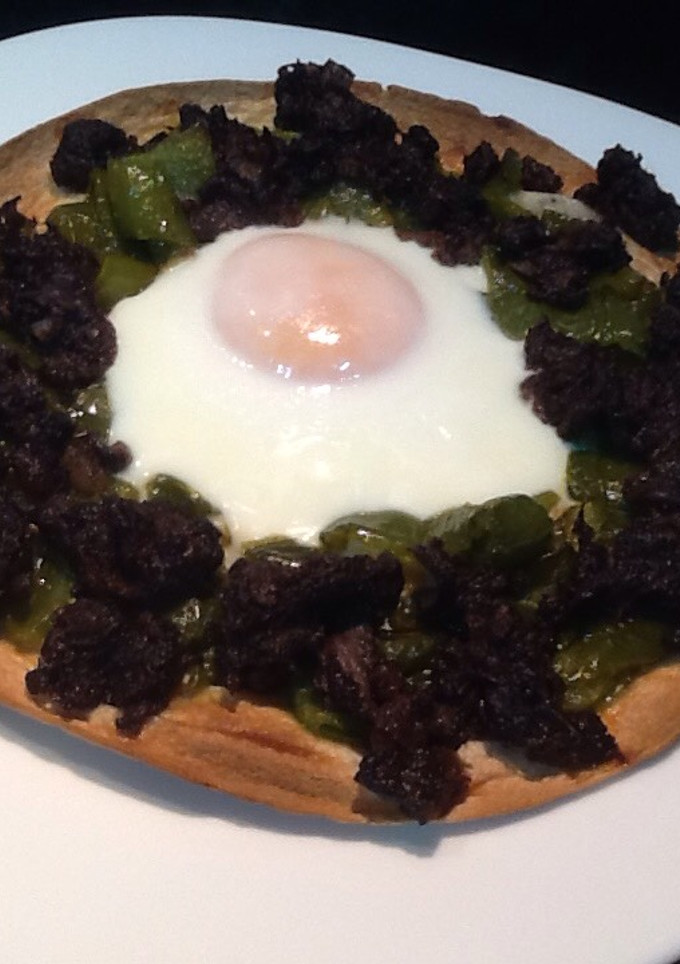 Una foto de Tortitas de pimiento y morcilla con huevo