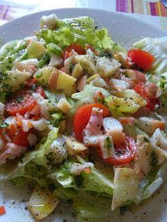 Una foto de Ensalada con manzana y cangrejo