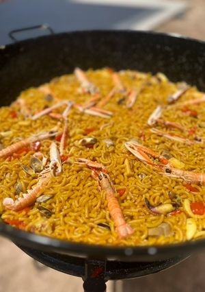 Una foto de Fideuá de atún rojo y cigalas