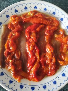 Una foto de Ensalada templada de pimientos asados con lomos de sardina ahumados
