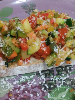 Una foto de Tosta de verduras salteadas