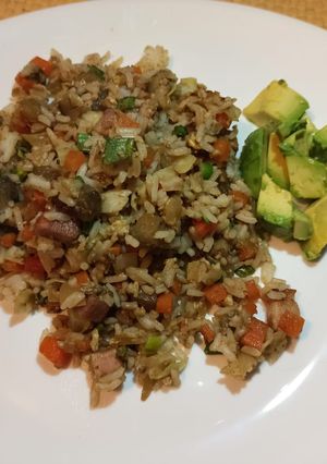 Una foto de Arroz chaufán con tocino/panceta