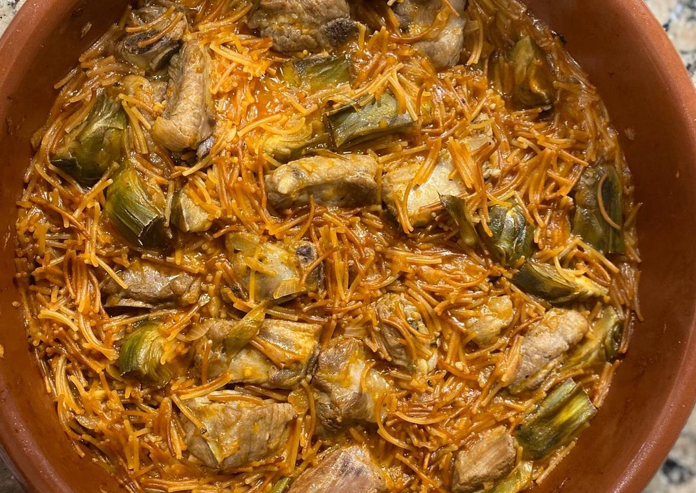 Fideuá de costillas y alcachofas