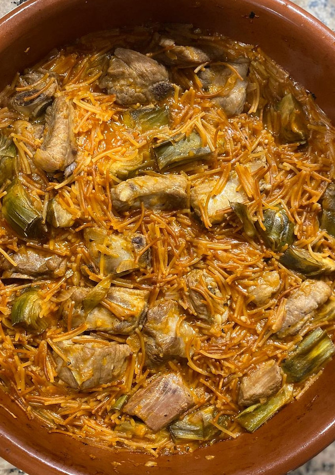 Una foto de Fideuá de costillas y alcachofas