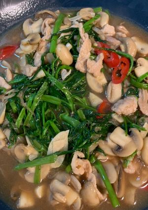 Foto resep Kangkung tumis babi jamur