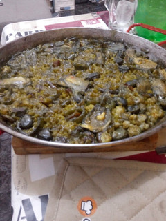 Una foto de Paella de verdura con jamoncito