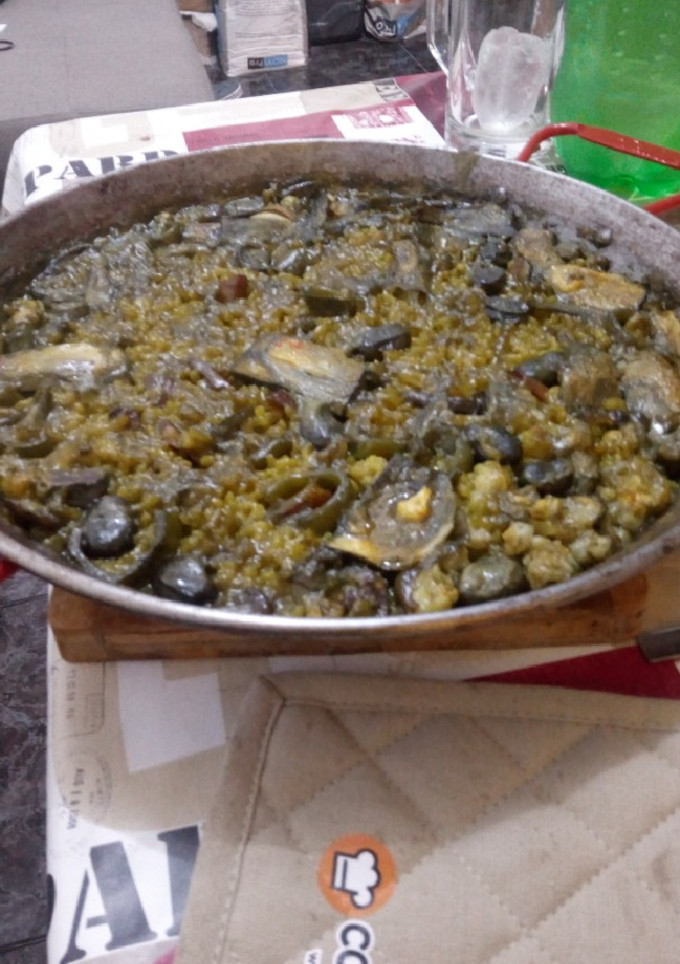 Una foto de Paella de verdura con jamoncito