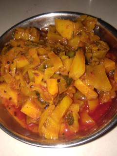 કોબી બટાકા નું શાક (Kobi Bataka Shak Recipe In Gujarati) રેસીપી મુખ્ય ફોટો