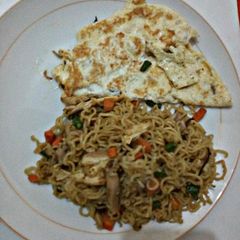 A picture of Stir fry noddles.