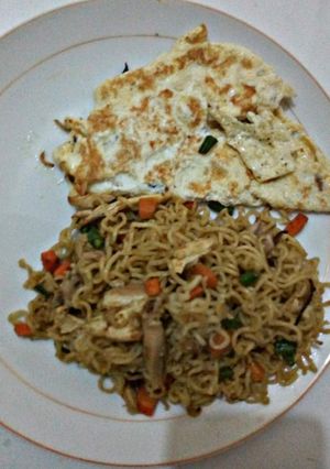 A picture of Stir fry noddles.