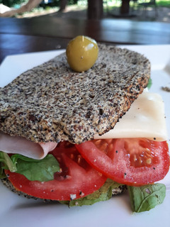 Una foto de Sándwich🥪 de pan de semillas sin harina