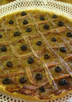 Una foto de Coca de cebolla caramelizada y anchoas
