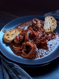 Foto di Moscardini in umido con crostini di pane di farro