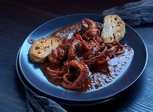 Foto di Moscardini in umido con crostini di pane di farro