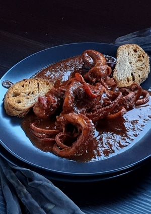 Foto di Moscardini in umido con crostini di pane di farro