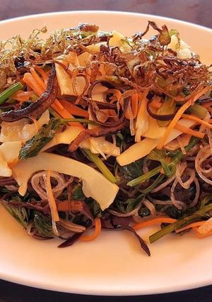 Hình của món Miến xào nấm hương.