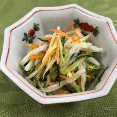 A picture of Vegetables seasoned with vinegar.