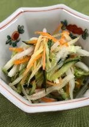 A picture of Vegetables seasoned with vinegar.