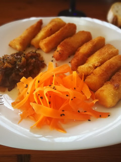 Una foto de Bastoncillos de perca empanados con cebolla caramelizada