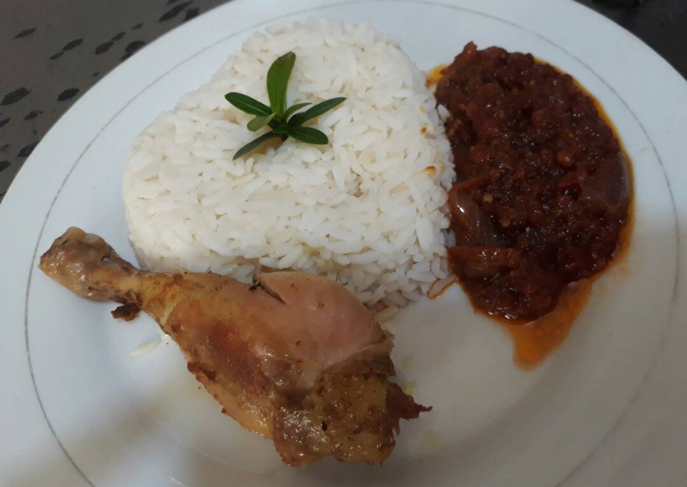 Boiled rice with tomato stew and chicken