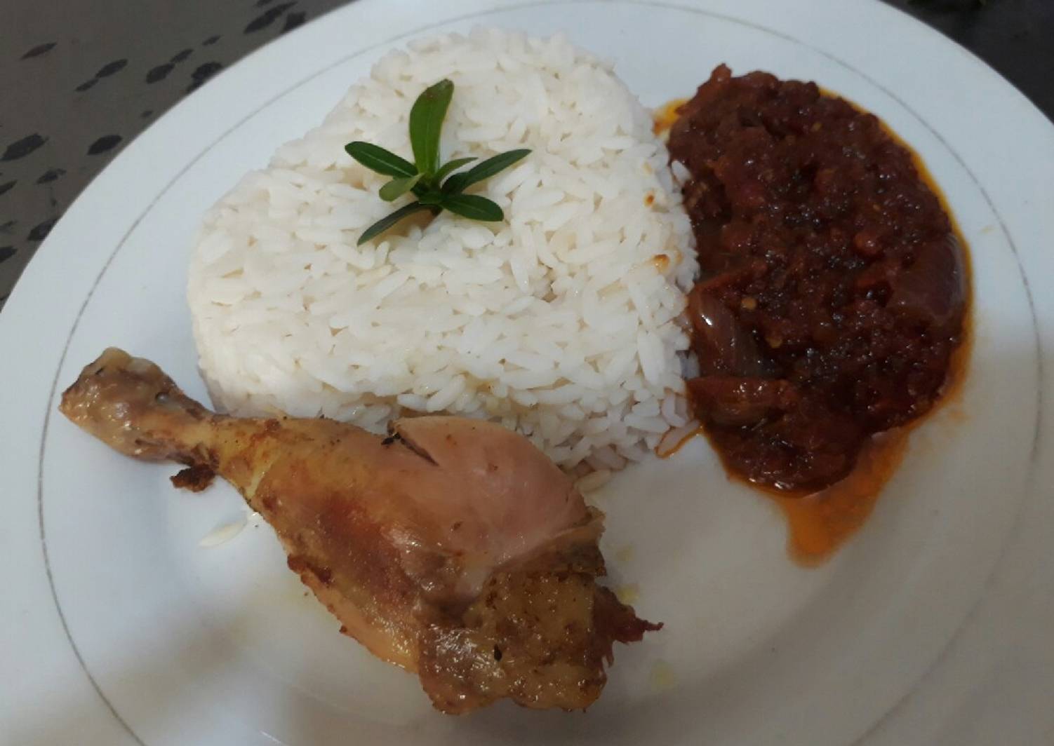 Boiled rice with tomato stew and chicken Recipe by Udoka Anyanwu Cookpad