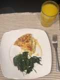Quiche de coliflor, espinacas salteadas y agua de piña