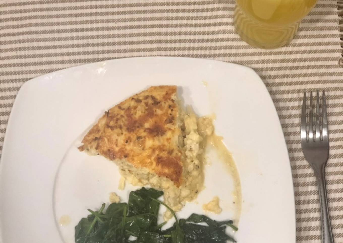 Quiche de coliflor, espinacas salteadas y agua de piña