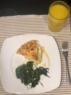 Una foto de Quiche de coliflor, espinacas salteadas y agua de piña