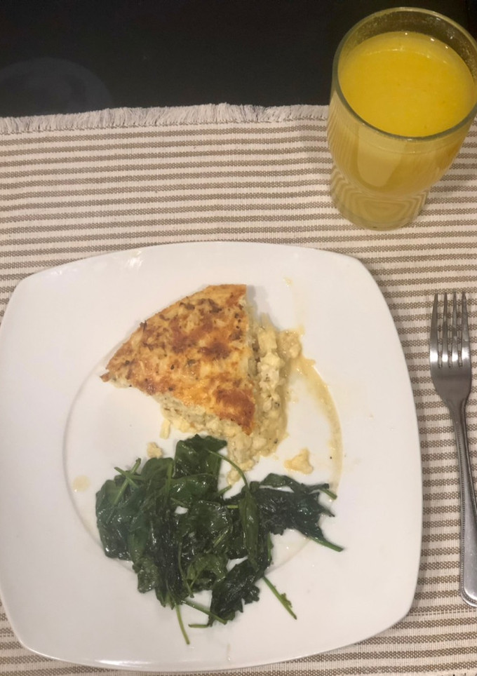 Una foto de Quiche de coliflor, espinacas salteadas y agua de piña