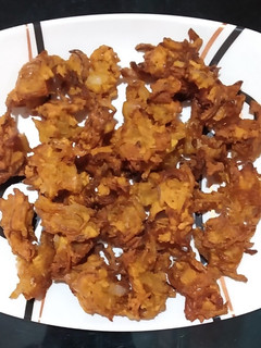 ઓનીયન પકોડા (Onion Pakoda Recipe In Gujarati) રેસીપી મુખ્ય ફોટો