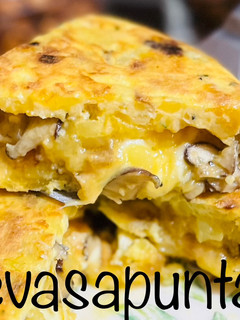 Una foto de Tortilla de patata, cebolla, shiitake y scamorza 🧅 🥔 🍄 🧀
