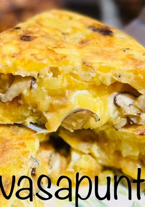 Una foto de Tortilla de patata, cebolla, shiitake y scamorza 🧅 🥔 🍄 🧀