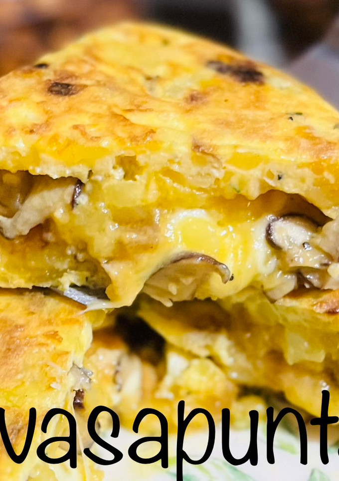 Una foto de Tortilla de patata, cebolla, shiitake y scamorza 🧅 🥔 🍄 🧀