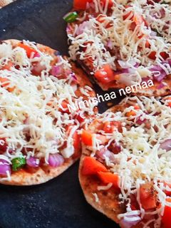 देसी क्रिस्पी रोटी पिज़्ज़ा (desi crispy roti pizza recipe in Hindi) रेसिपी मुख्य फोटो