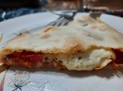 Una foto de calzone de mozzarella