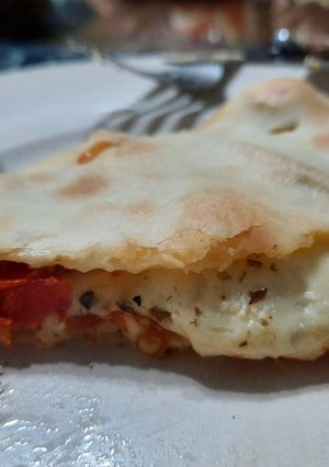 Una foto de Calzon de tomate y quesos (con tapa de pascualina)
