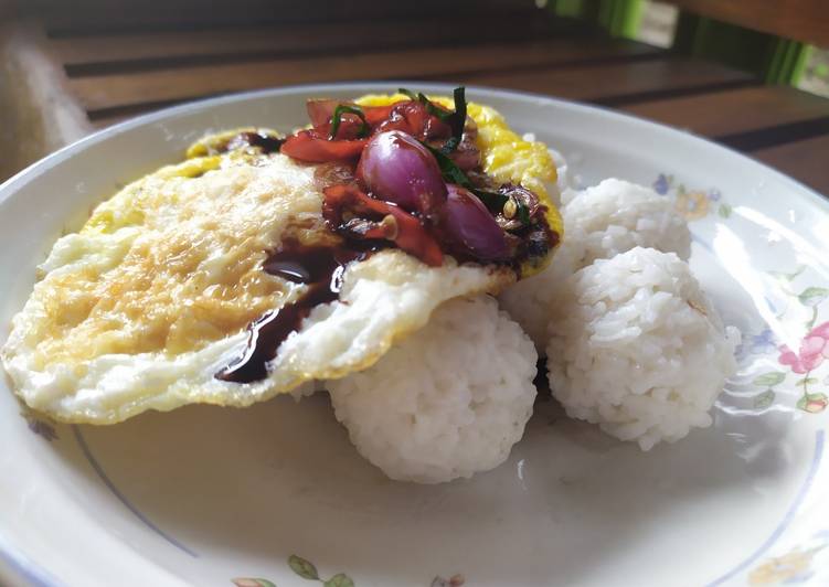 Telur keju dengan nasi kepal dan sambal kecap