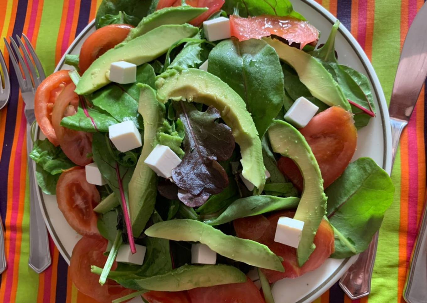 Ensalada de aguacate y queso feta