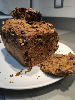 Una foto de Banana bread o pan de plátano con chocolate