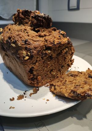 Una foto de Banana bread o pan de plátano con chocolate