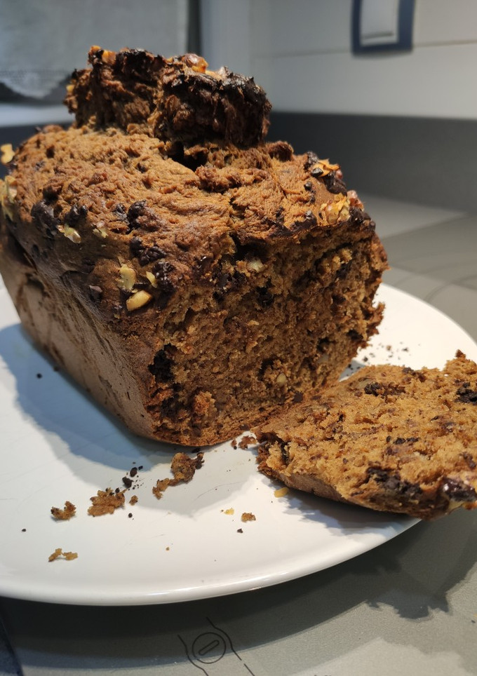 Una foto de Banana bread o pan de plátano con chocolate